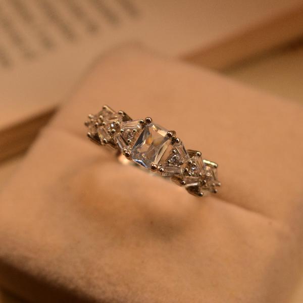 Beautiful Unique Design Crystal Stones Ring For Girls/Women
