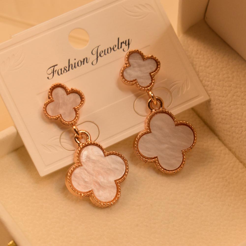 Gorgeous Leaf Shaped Gold Plated Earrings For Girls/women