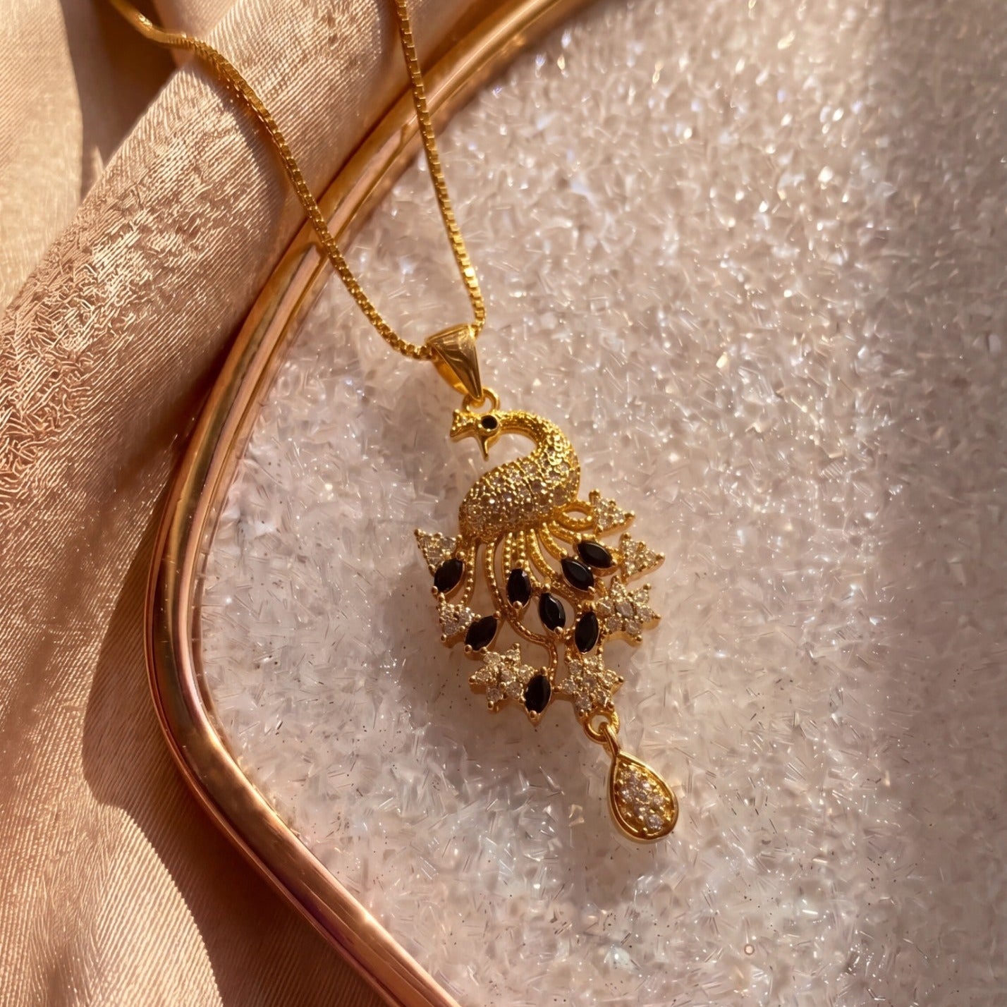 Gorgeous Design Gold Plated Crystal Stones Pendant for Girls/Women