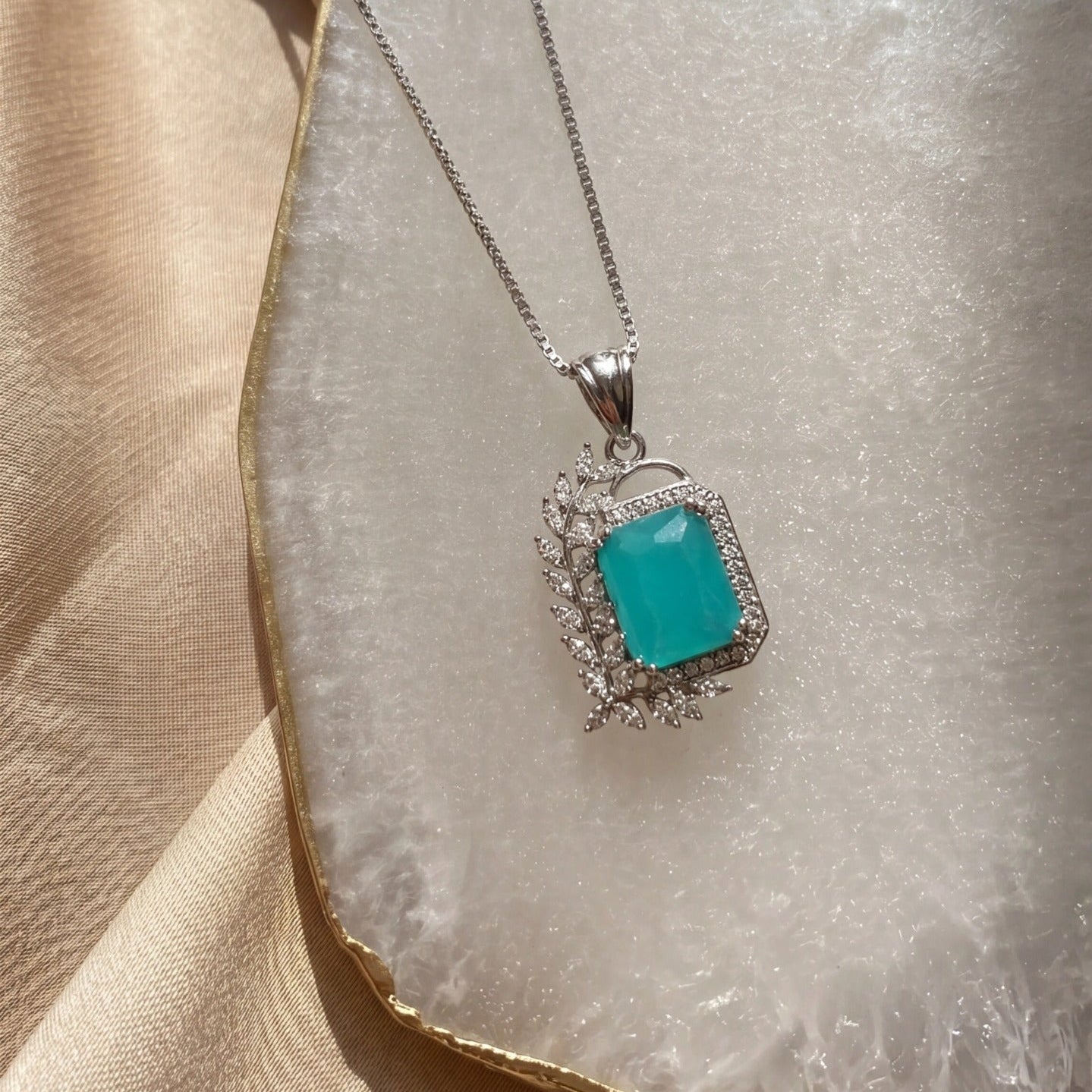 Elegant Design Silver Plated Crystal Stones Pendant for Girls/Women