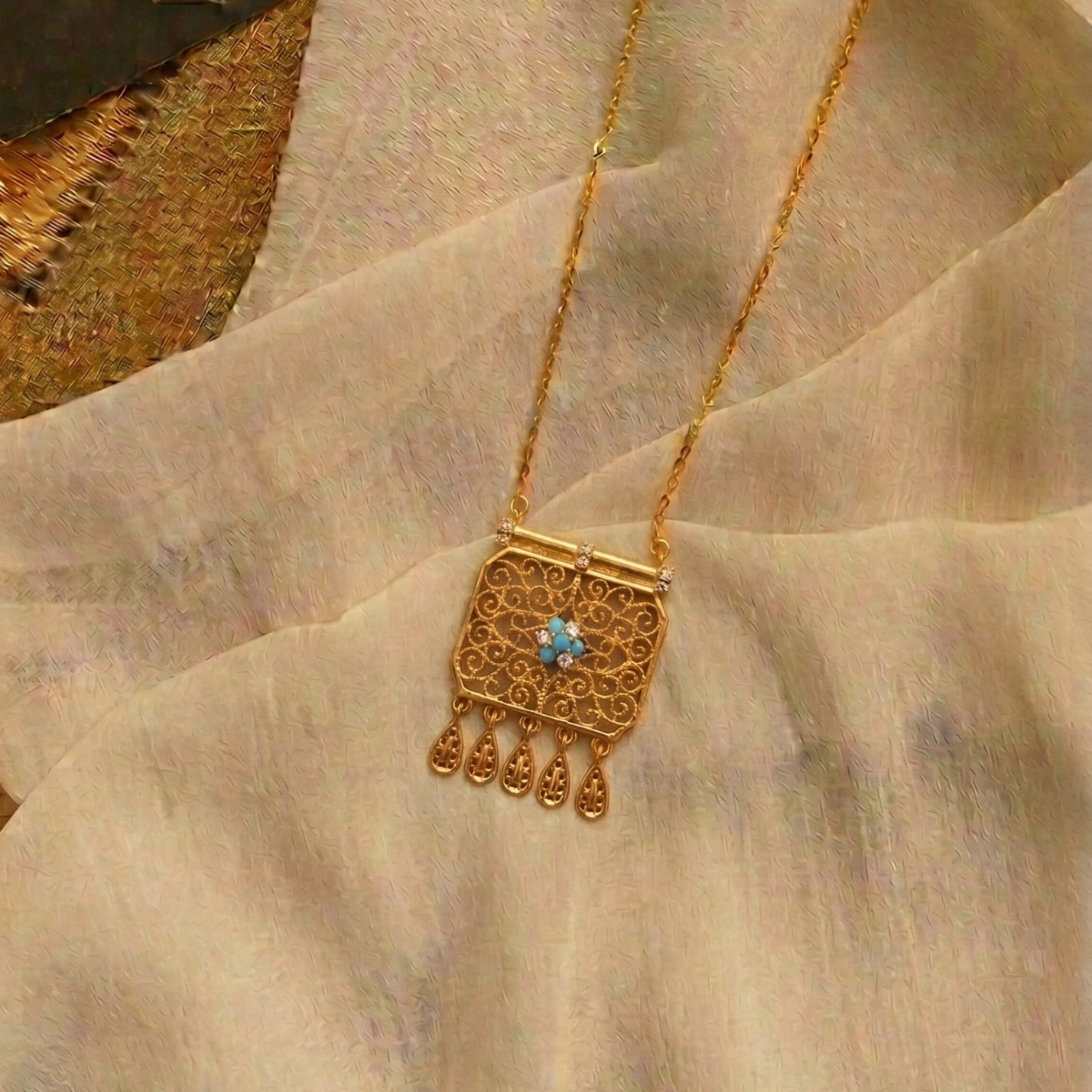 Glamorous Design Gold Plated Crystal Stones Pendant for Girls/Women