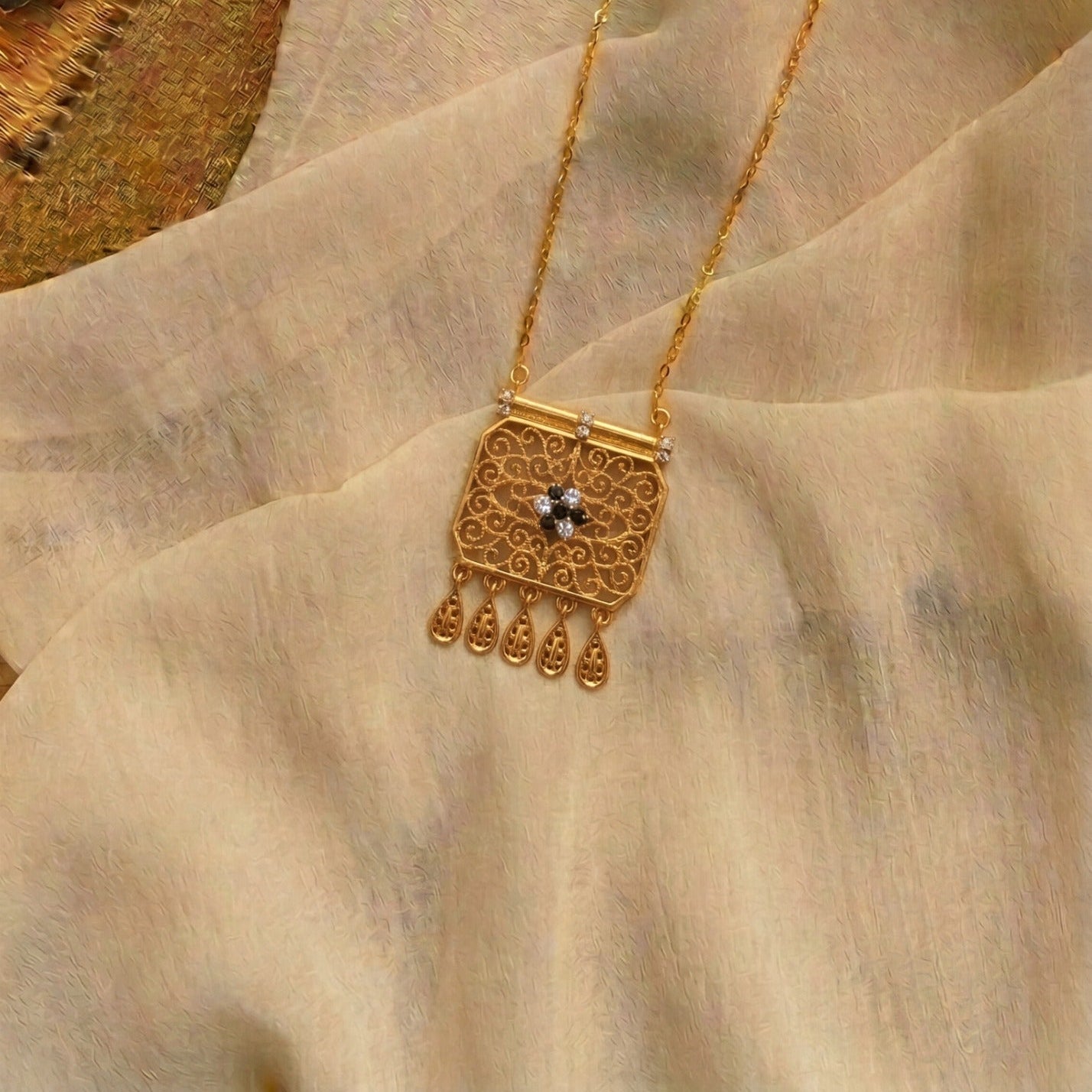 Glamorous Design Gold Plated Crystal Stones Pendant for Girls/Women