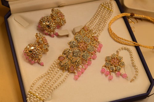 Elegant Design Gold Plated Chokar Set With Bindya Earrings for Girls/Women
