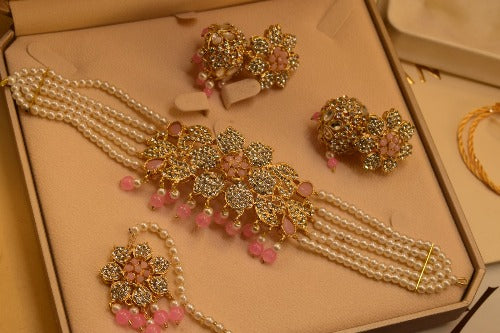 Elegant Design Gold Plated Chokar Set With Bindya Earrings for Girls/Women