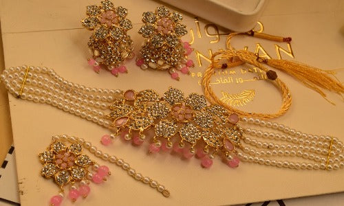 Elegant Design Gold Plated Chokar Set With Bindya Earrings for Girls/Women