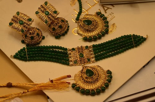 Elegant Design Gold Plated Chokr Set Green/Black Stone With Bindiya Earrings for Girls/Women