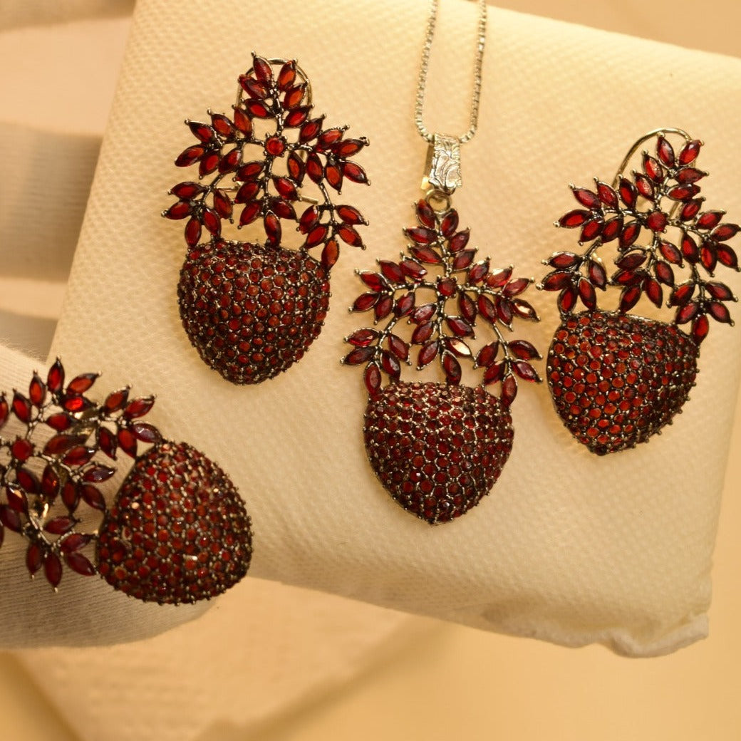 Elegant Fancy Design Crystal Stones Necklace Set for Girls/Women