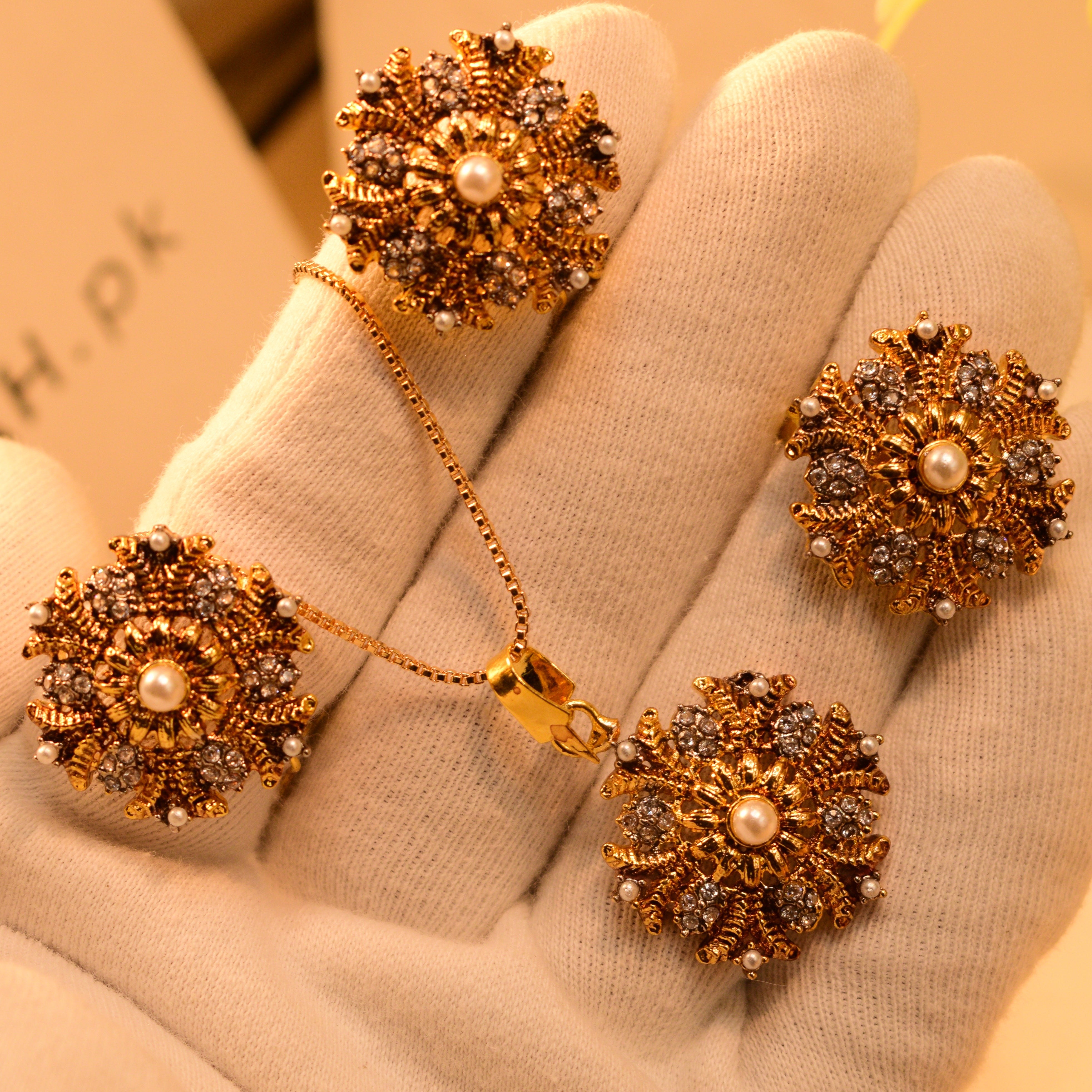 Beautiful Design Gold Plated Real Stones Necklace Set for Girls/Women