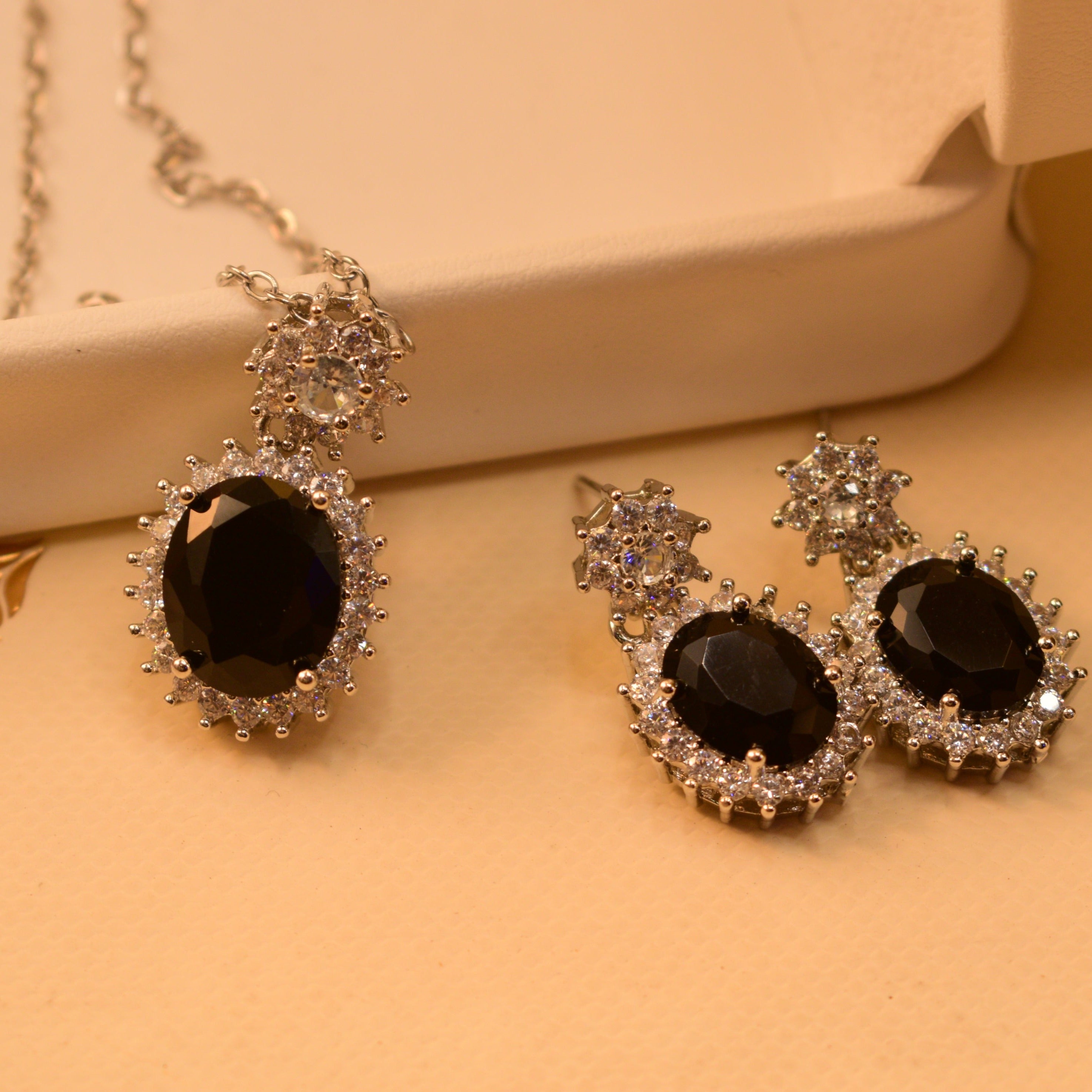 Glamorous Crystal Necklace Set For Girls/Women