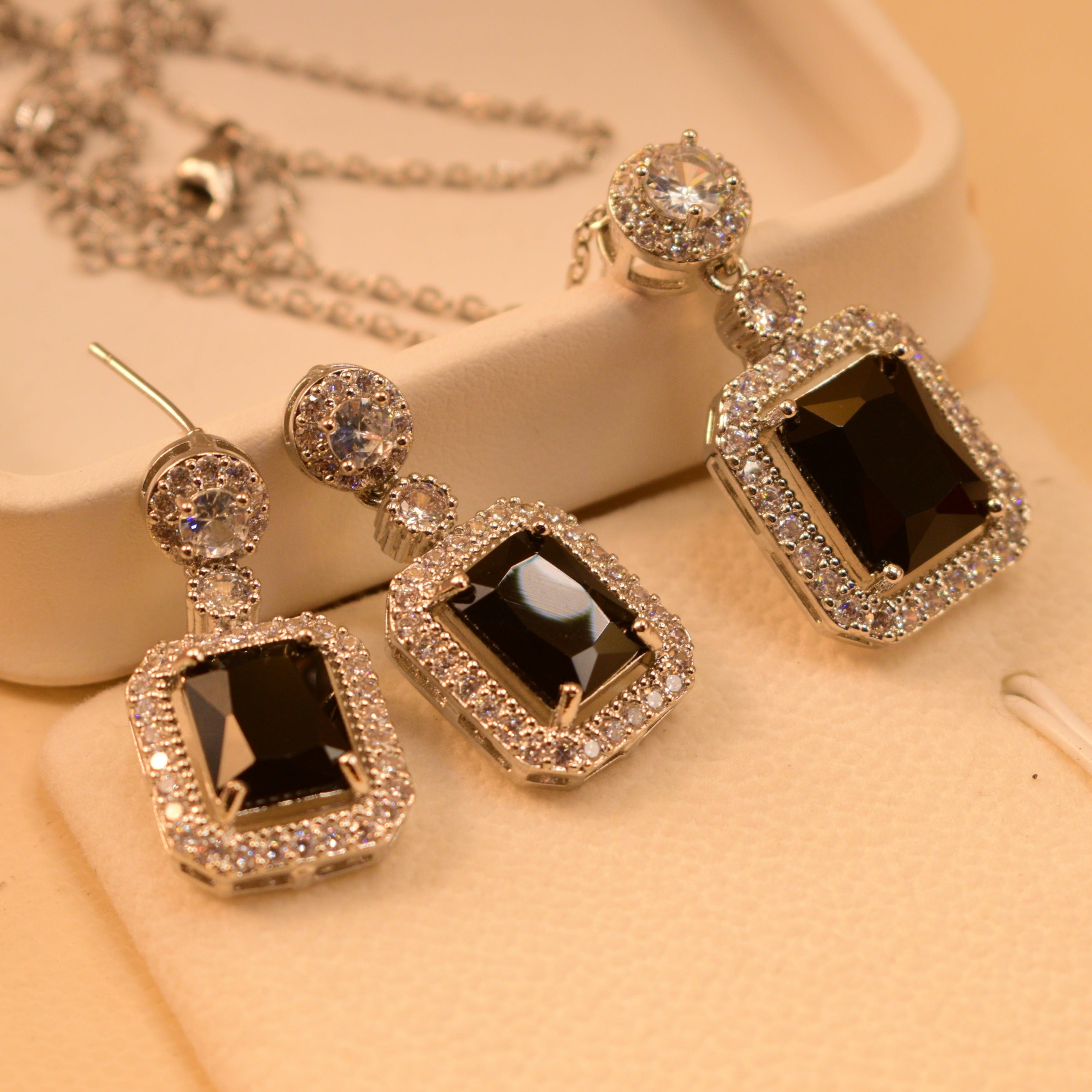 Beautiful Gold Plated Crystal Necklace Set For Girls/Women