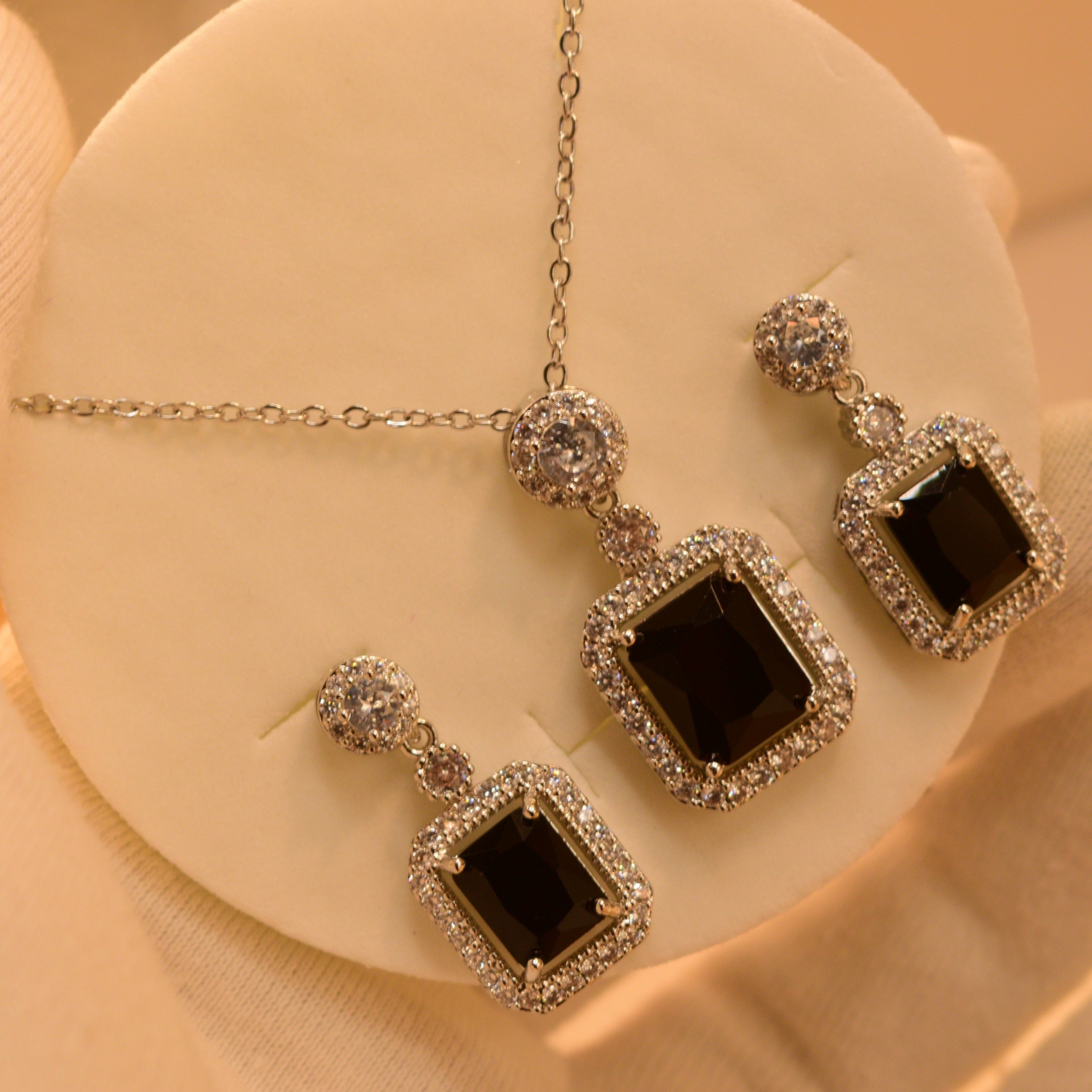 Beautiful Gold Plated Crystal Necklace Set For Girls/Women