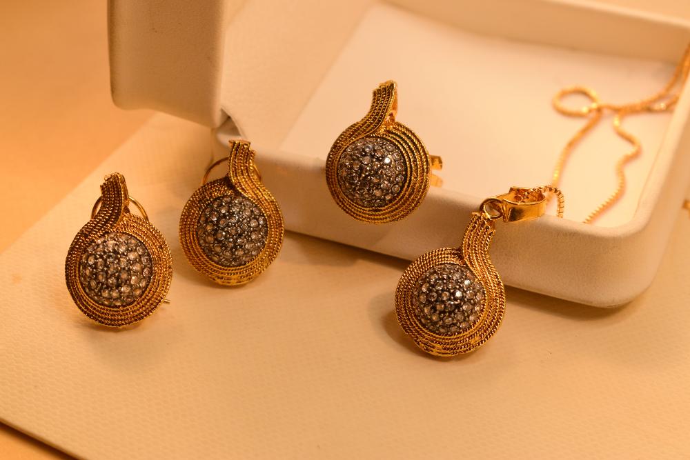 Glamorous 24K Gold Plated Crystal Stones Necklace Set for Girls/Women