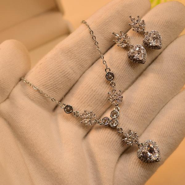 Glamorous Unique Design Crystal Stones Necklace Set for Girls/Women