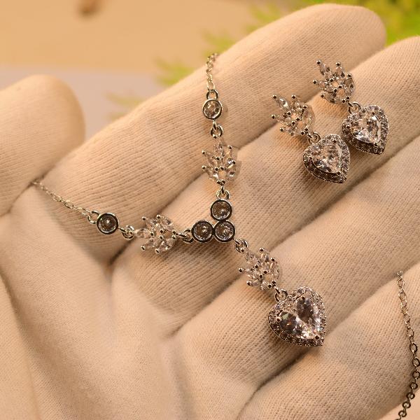 Glamorous Unique Design Crystal Stones Necklace Set for Girls/Women