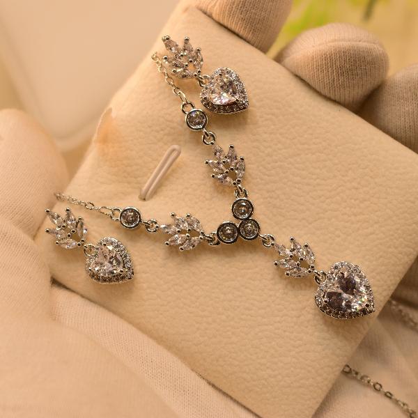 Glamorous Unique Design Crystal Stones Necklace Set for Girls/Women