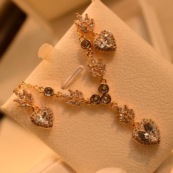 Glamorous Unique Design Crystal Stones Necklace Set for Girls/Women