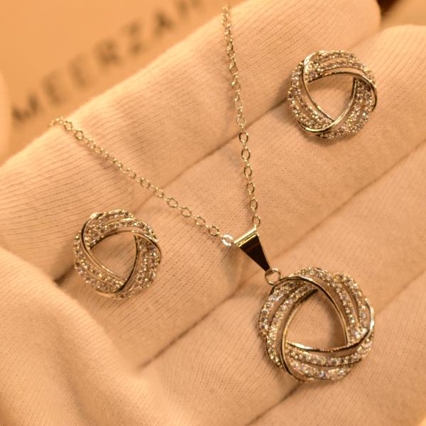 Beautiful Stylish Design Crystal Stones Necklace Set for Girls/Women