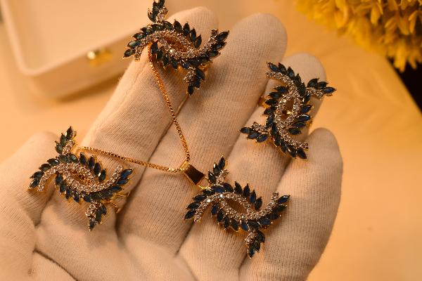 Gorgeous Fancy Design Crystal Stones Necklace Set for Girls/Women