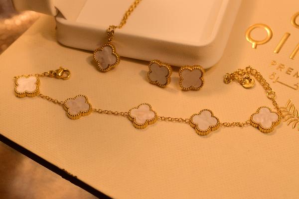 Stylish Gold Plated Necklace Earrings Set With Bracelet for Girls/Women