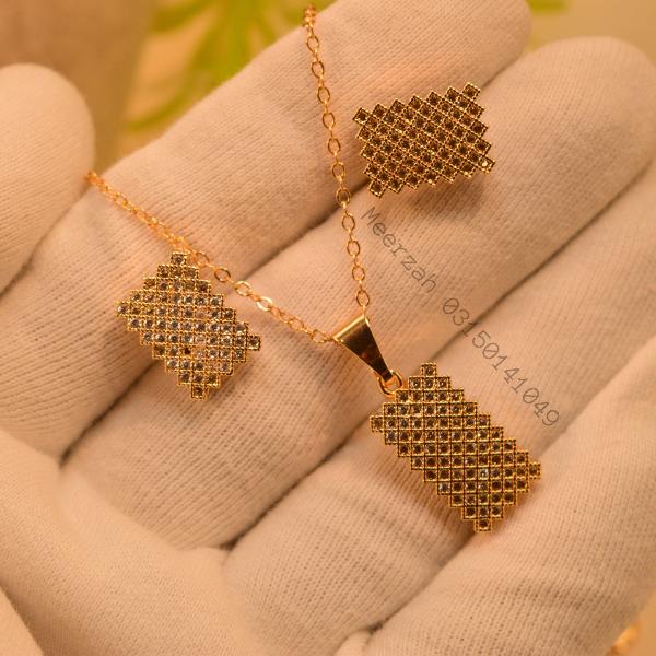 Elegant Fancy Design Gold Plated Necklace Set for Girls/Women