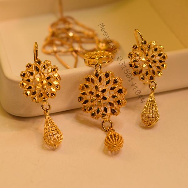 Elegant Fancy Design Gold Plated Necklace Set for Girls/Women