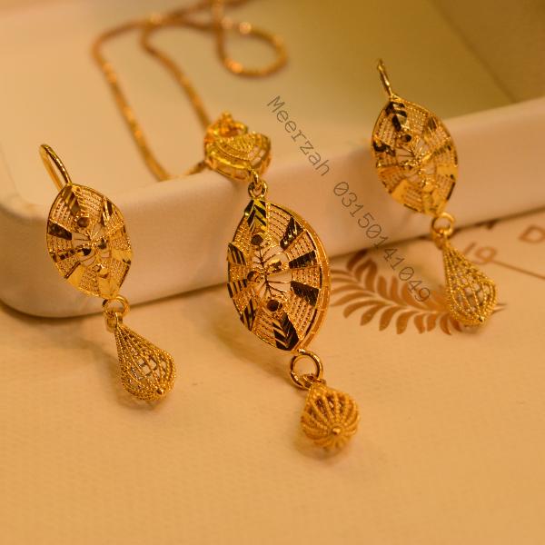 Glamorous Design Gold Plated Necklace Set for Girls/Women