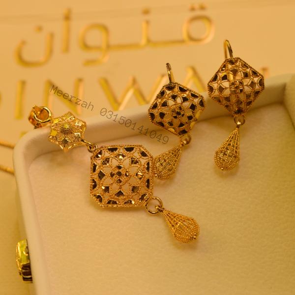 Beautiful Unique Design Gold Plated Necklace Set for Girls/Women