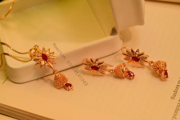 Stylish Flower Design Gold Plated Necklace Set for Girls/Women