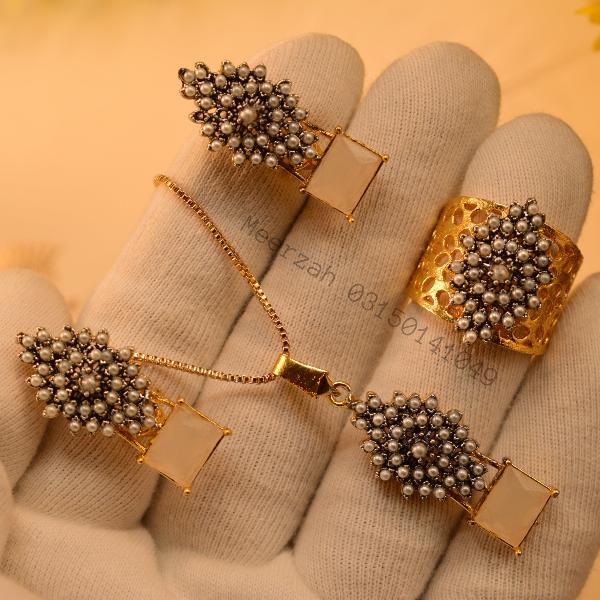 Stylish Glamorous Design Real Stones Necklace Set for Girls/Women