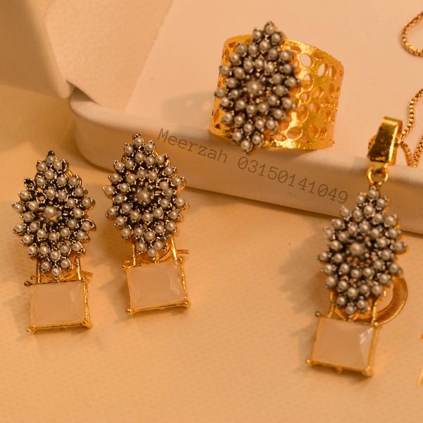 Stylish Glamorous Design Real Stones Necklace Set for Girls/Women