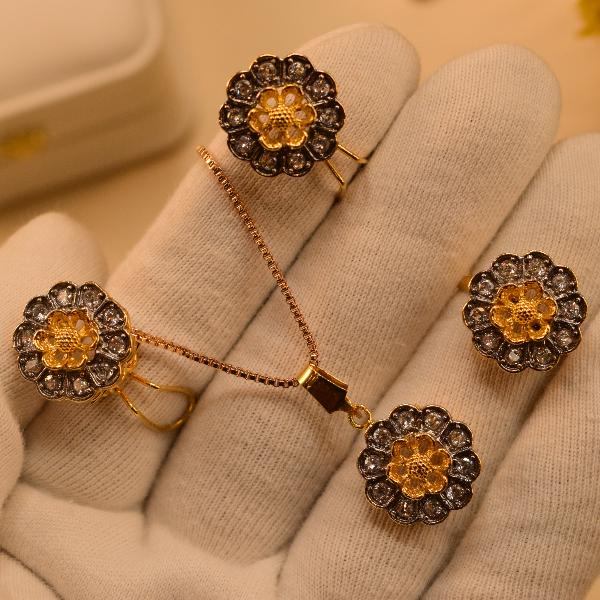 Glamorous Flower Design Gold Plated Necklace Set for Girls/Women