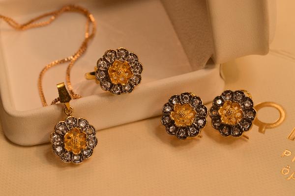 Glamorous Flower Design Gold Plated Necklace Set for Girls/Women