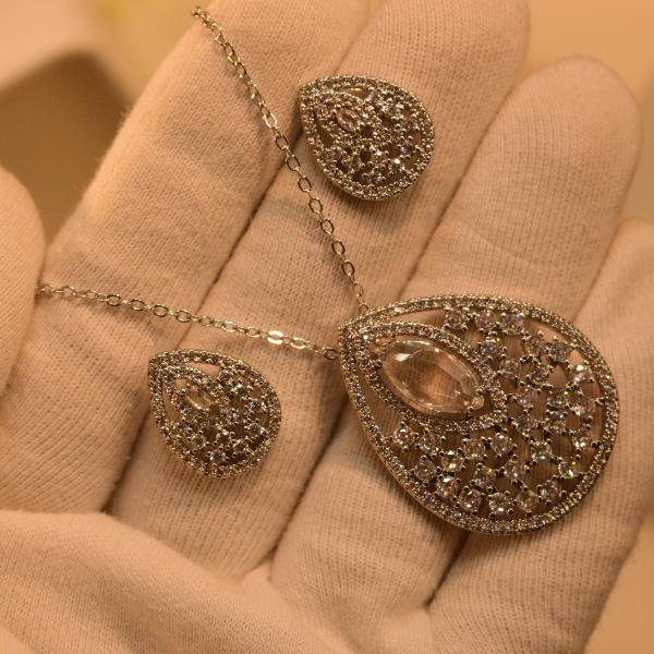 Elegant Unique Design Crystal Stones Necklace Set for Girls/Women