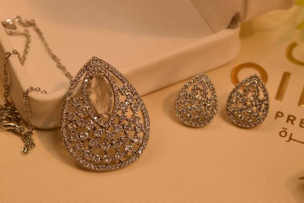 Elegant Unique Design Crystal Stones Necklace Set for Girls/Women