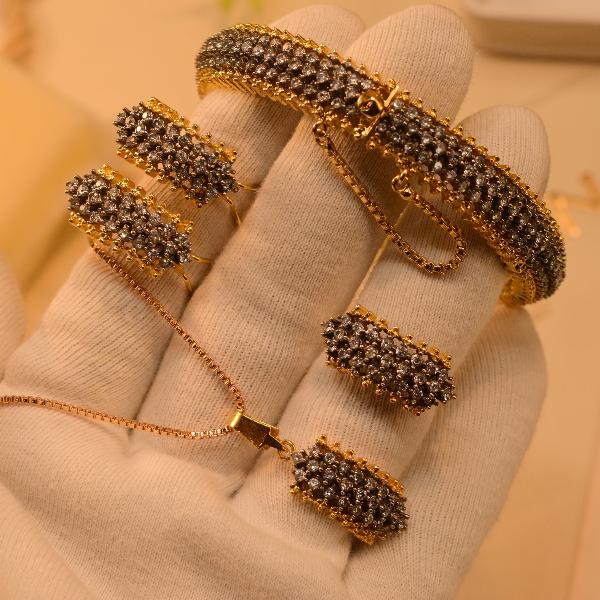 Beautiful Design Crystal Stones Gold Plated Necklace Set for Girls/Women