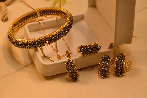 Beautiful Design Crystal Stones Gold Plated Necklace Set for Girls/Women