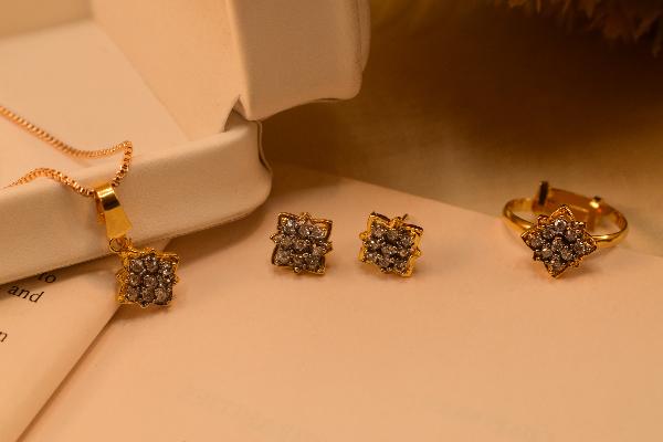 Luminous Design Crystal Stones Gold Plated Necklace Set for Girls/Women