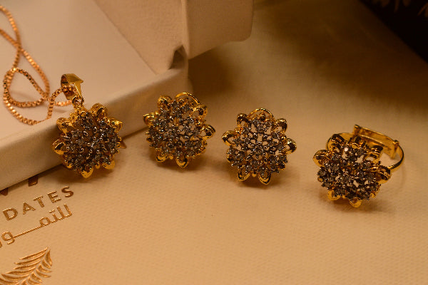 Beautiful Design Crystal Stones Gold Plated Necklace Set for Girls/Women