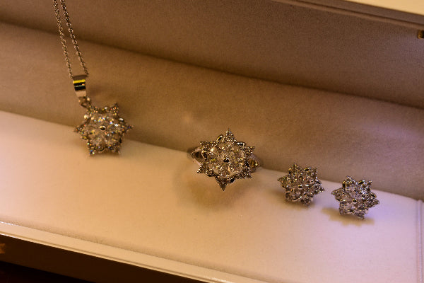 Glamorous Design Silver Plated Crystal Stones Necklace Set for Girls/Women