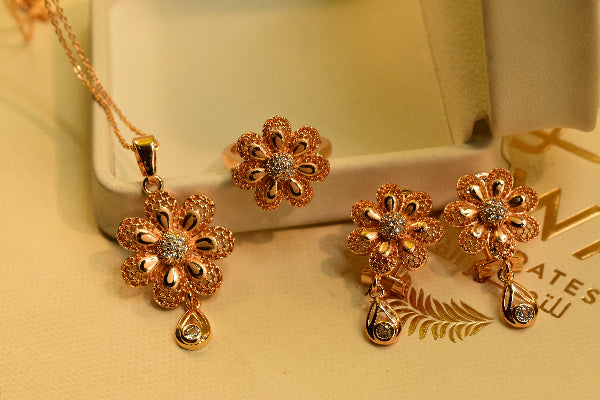 Unique Flower Design Gold Plated Crystal Stones Necklace Set for Girls/Women