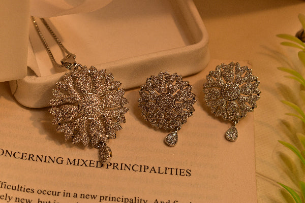 Gorgeous Unique Design Crystal Stones Necklace Set for Girls/Women
