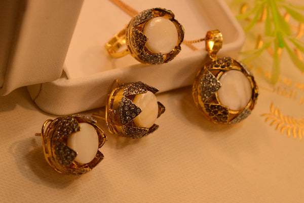 Gorgeous Design Gold Plated Real Stones Necklace Set for Girls/Women