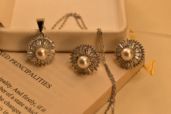 Elegant Unique Design Pearl and Crystal Stones Necklace Set for Girls/Women
