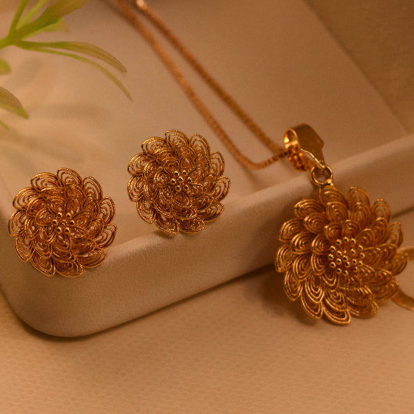 Glamorous Unique Flower Design Gold Plated Necklace Set for Girls/Women