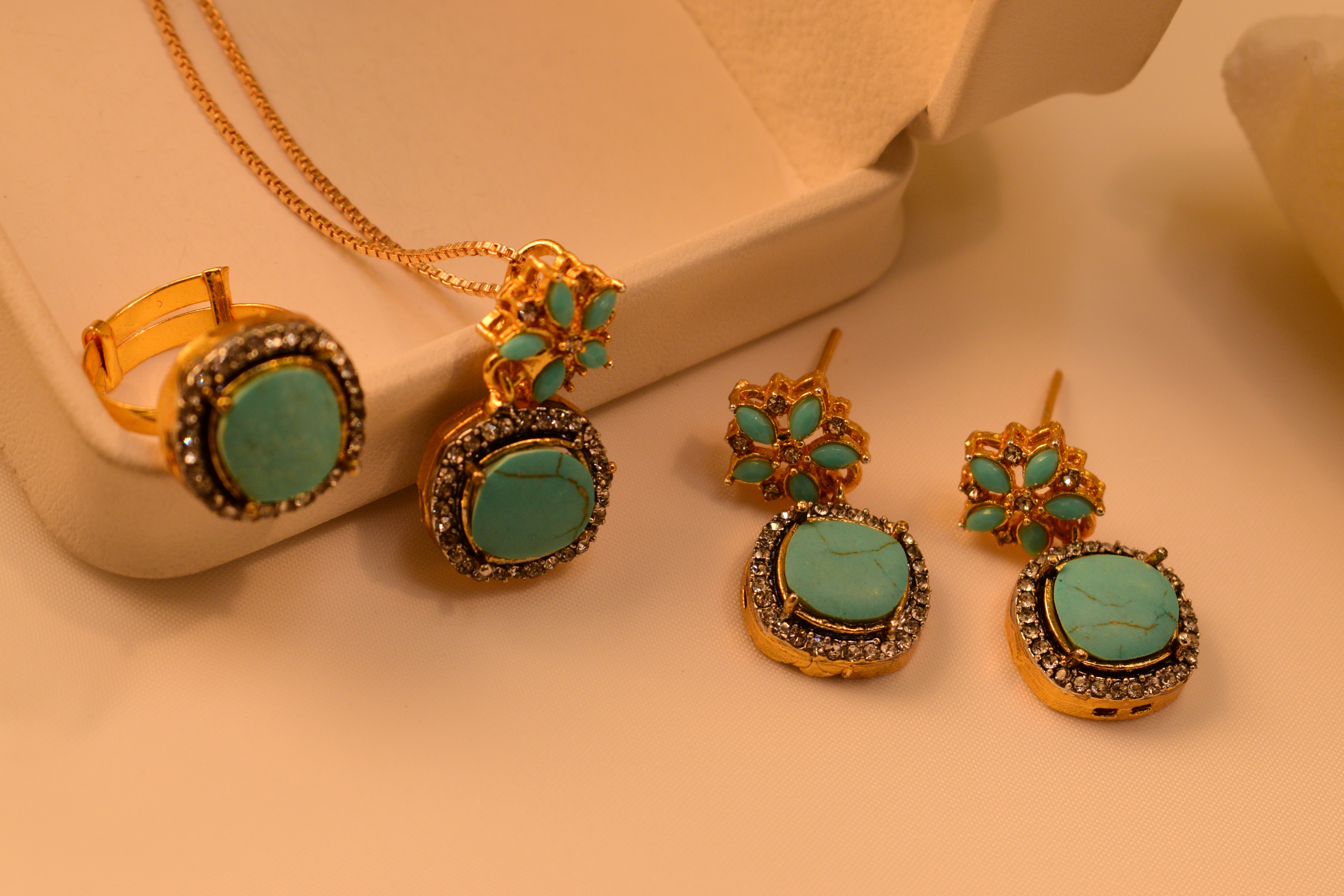 Elegant Unique Design Gold Plated Real Stones Necklace Set for Girls/Women