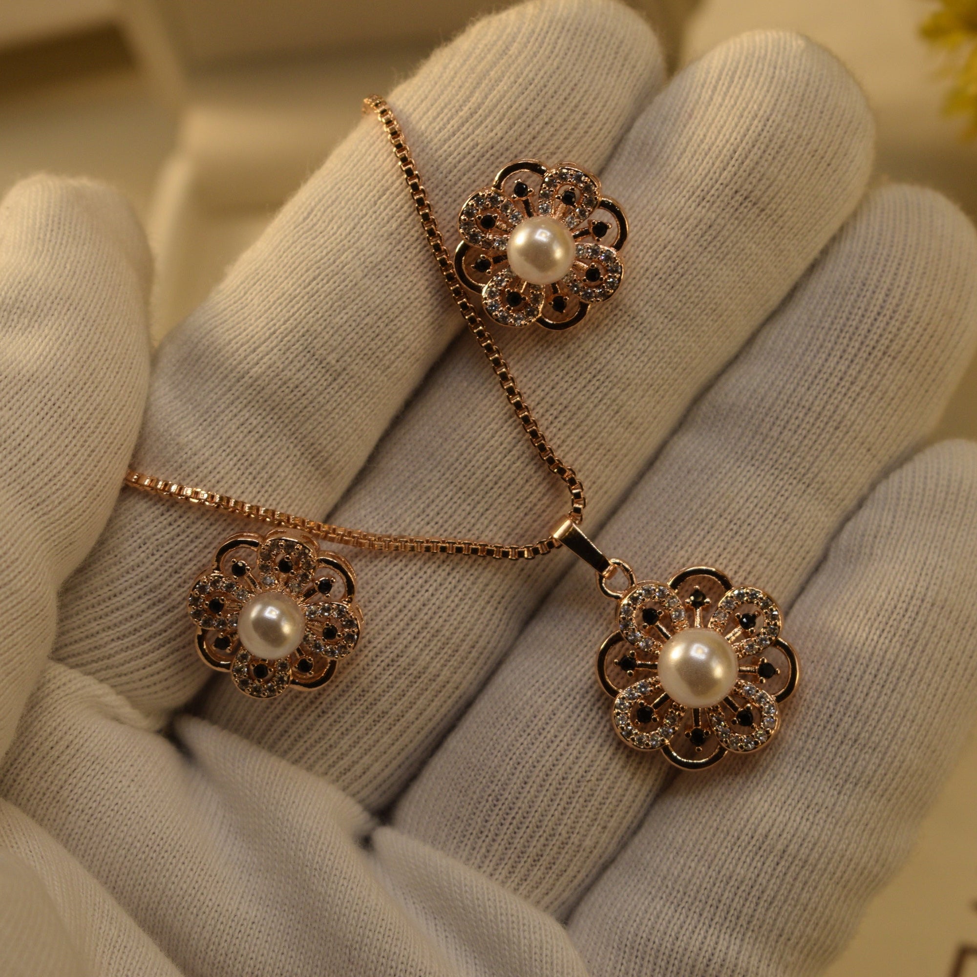 Charming Design Gold Plated Crystal Stones Necklace Set for Girls/Women
