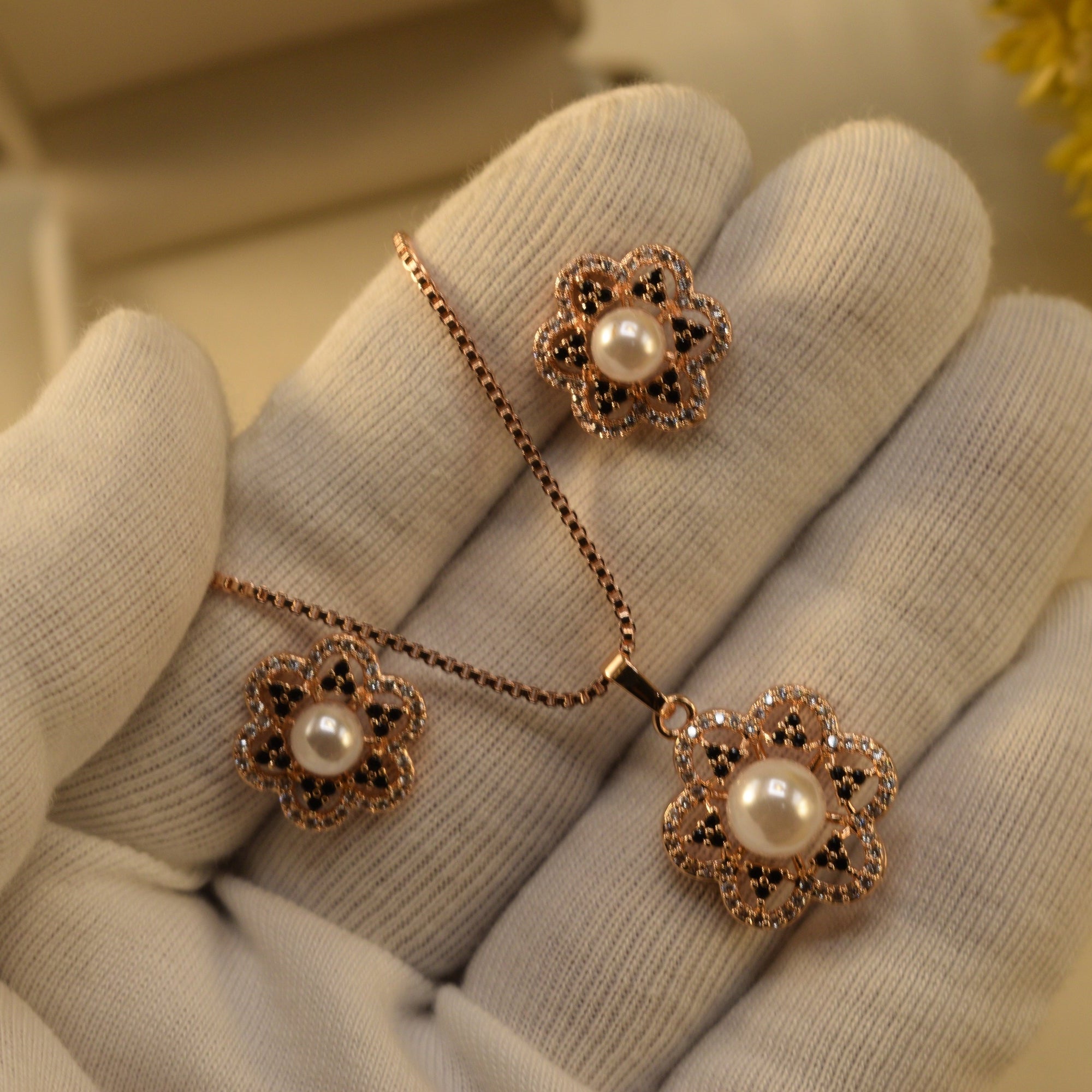 Stylish Design Gold Plated Crystal Stones Necklace Set for Girls/Women