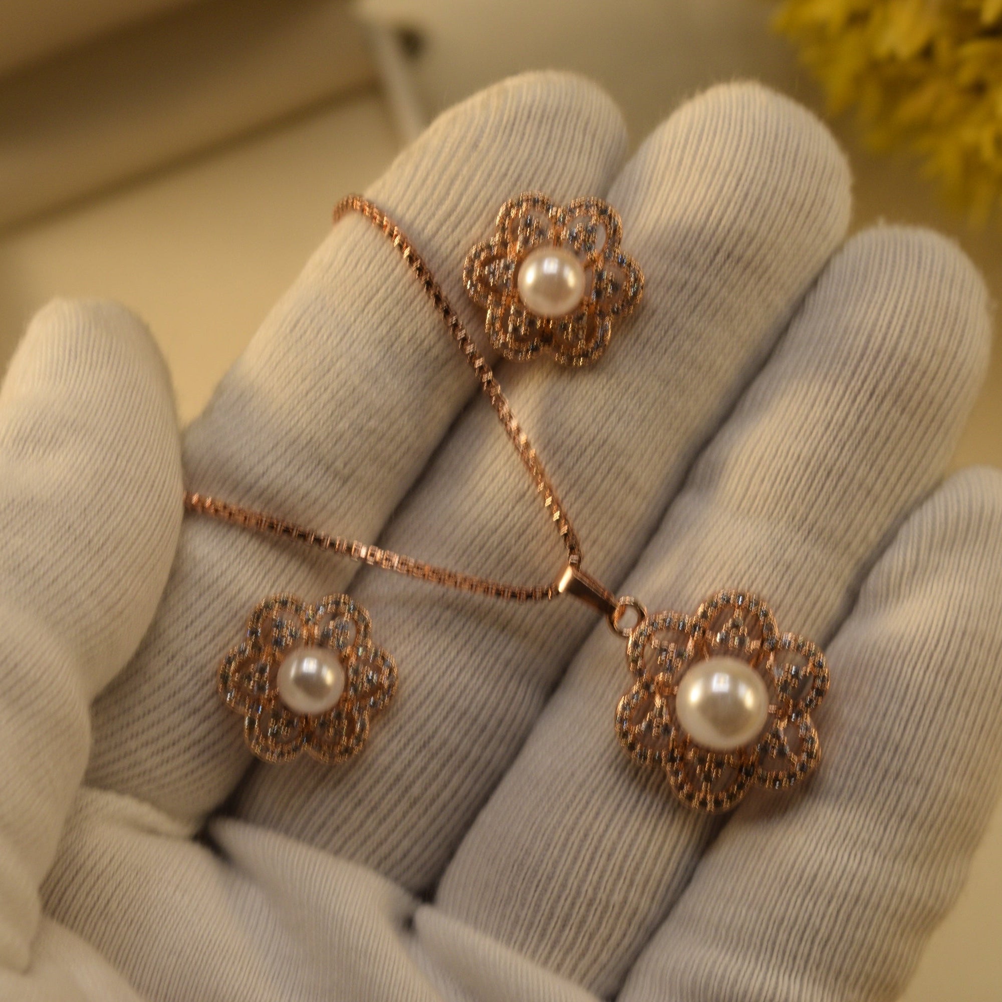 Stylish Design Gold Plated Crystal Stones Necklace Set for Girls/Women