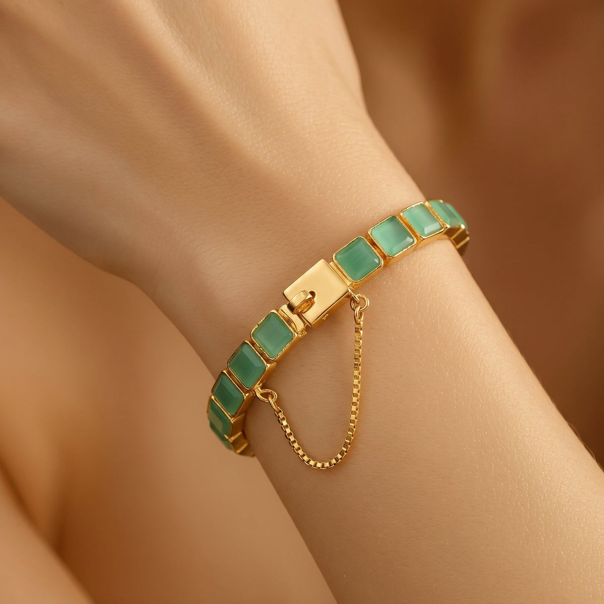 Dazzling Design Gold Plated Crystal Stones Bangle for Girls/Women