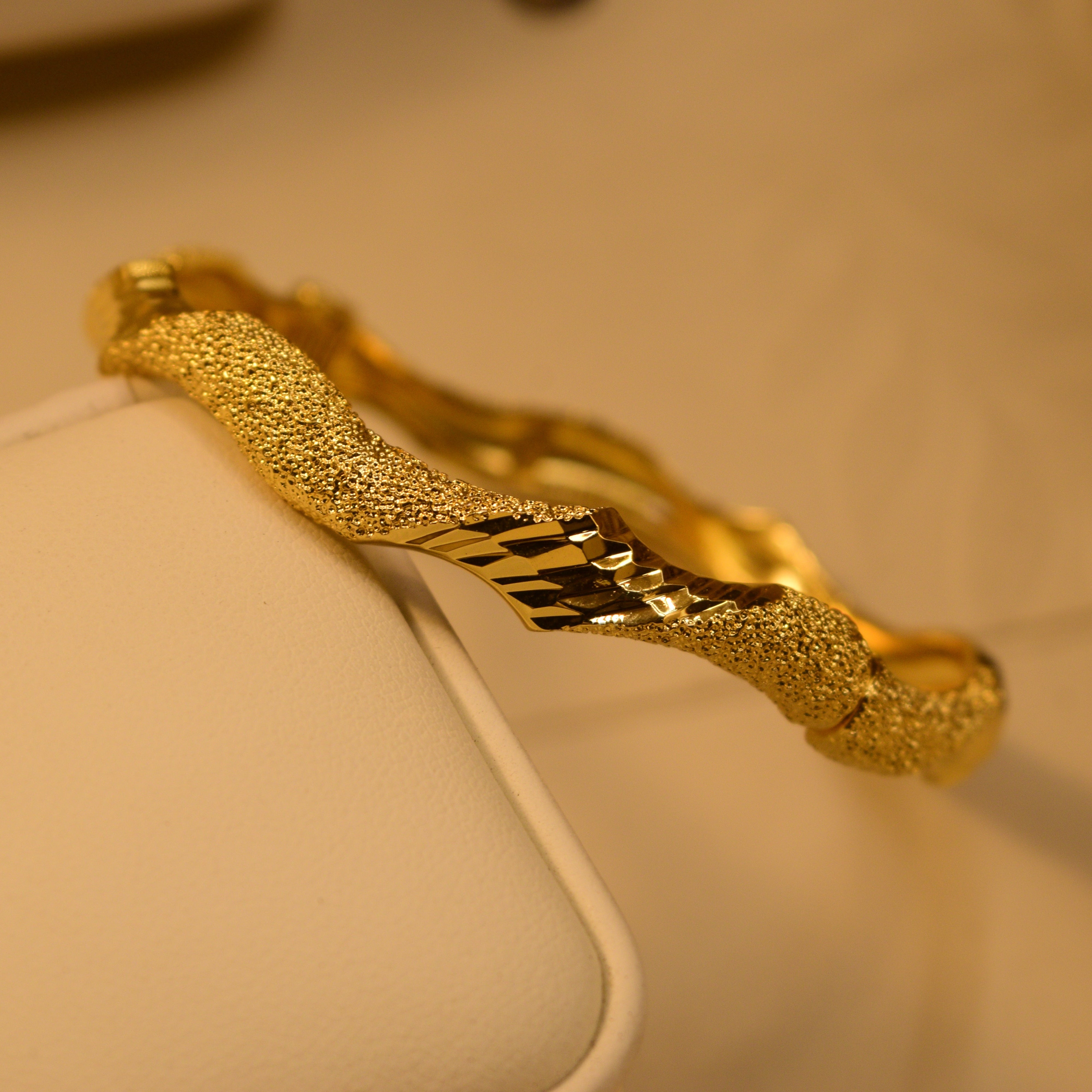 Charming Unique Design Gold Plated Bangle for Girls/Women
